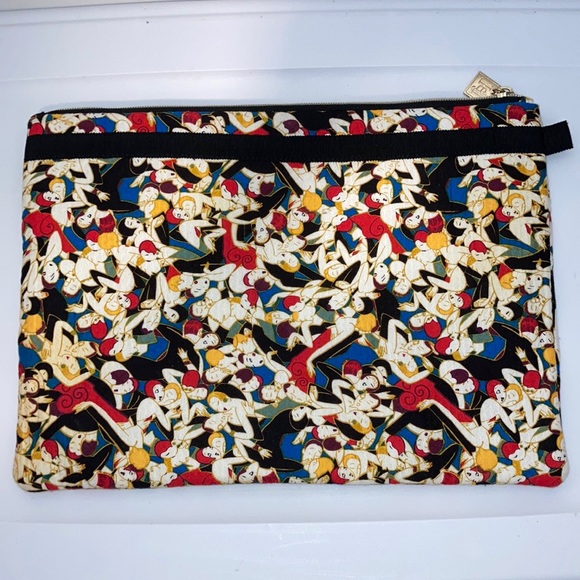 Carolina Herrera Handbags - Carolina Herrera x Target Makeup Travel Bag 14”x10” Quilted 1930’s Pop Art Print